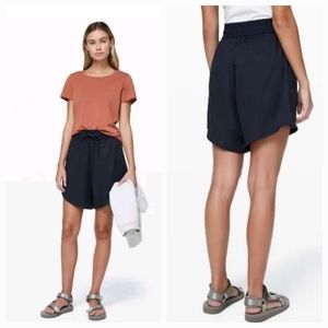 Lululemon Feeling Femme Short 5''  Black Women's Size 4